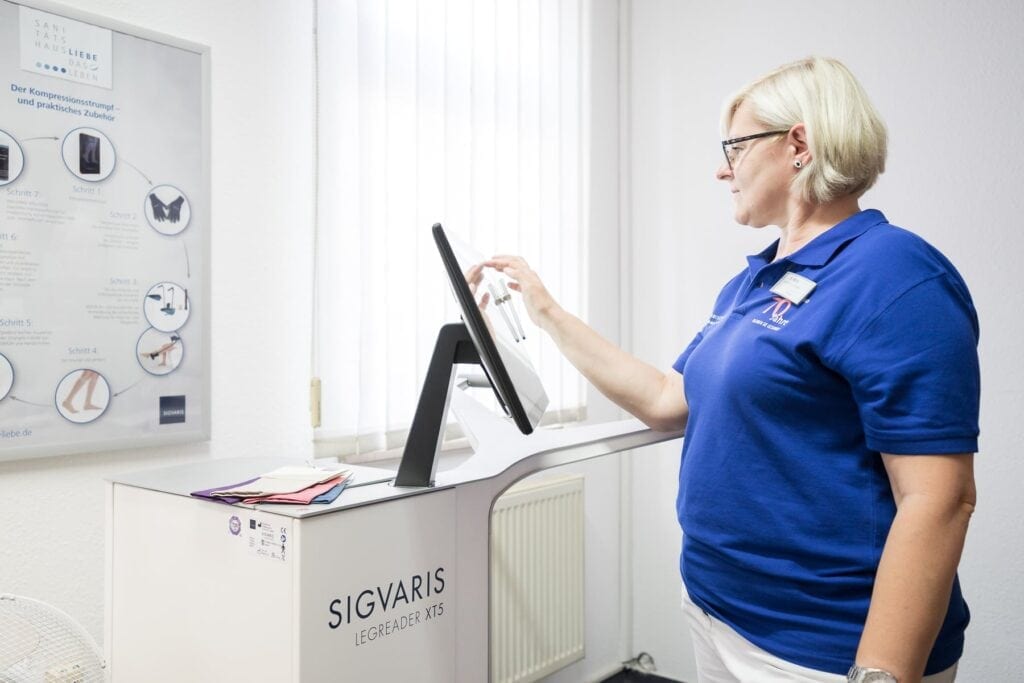 Mitarbeiterin bedient Kopiergerät