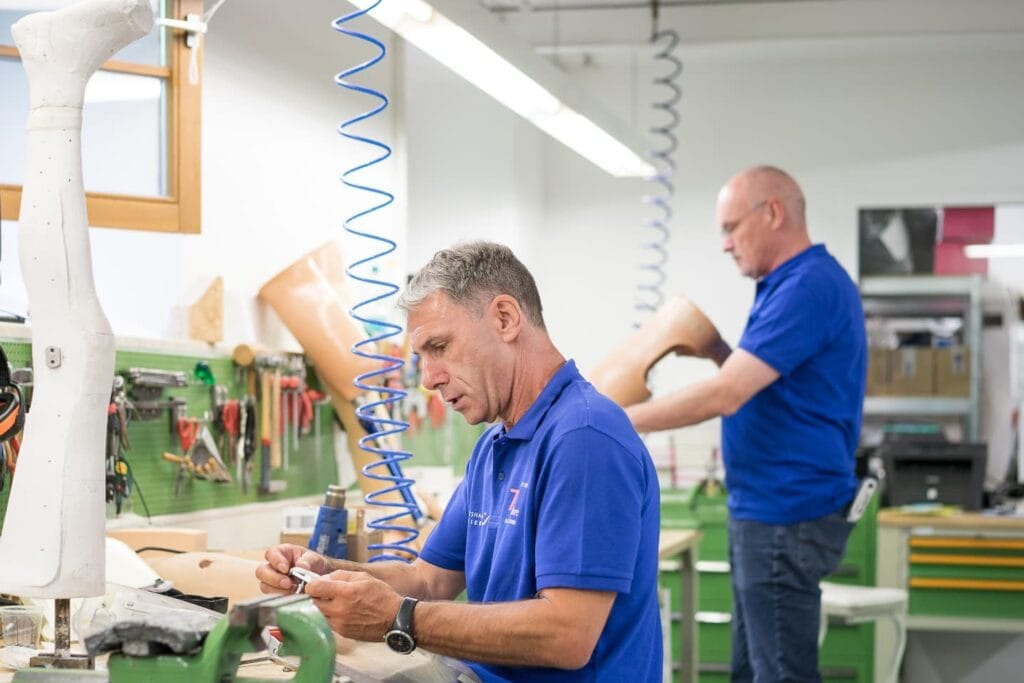 Mitarbeiter beim Einstellen individuelle Prothesenparameter