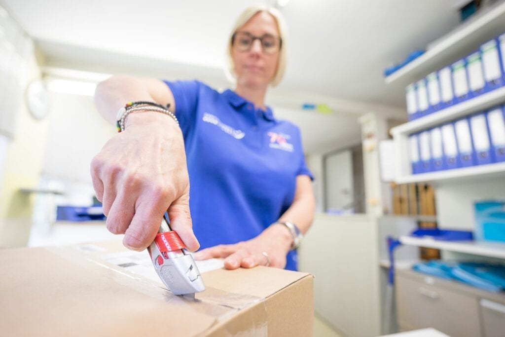 Mitarbeiterin prüft Ware