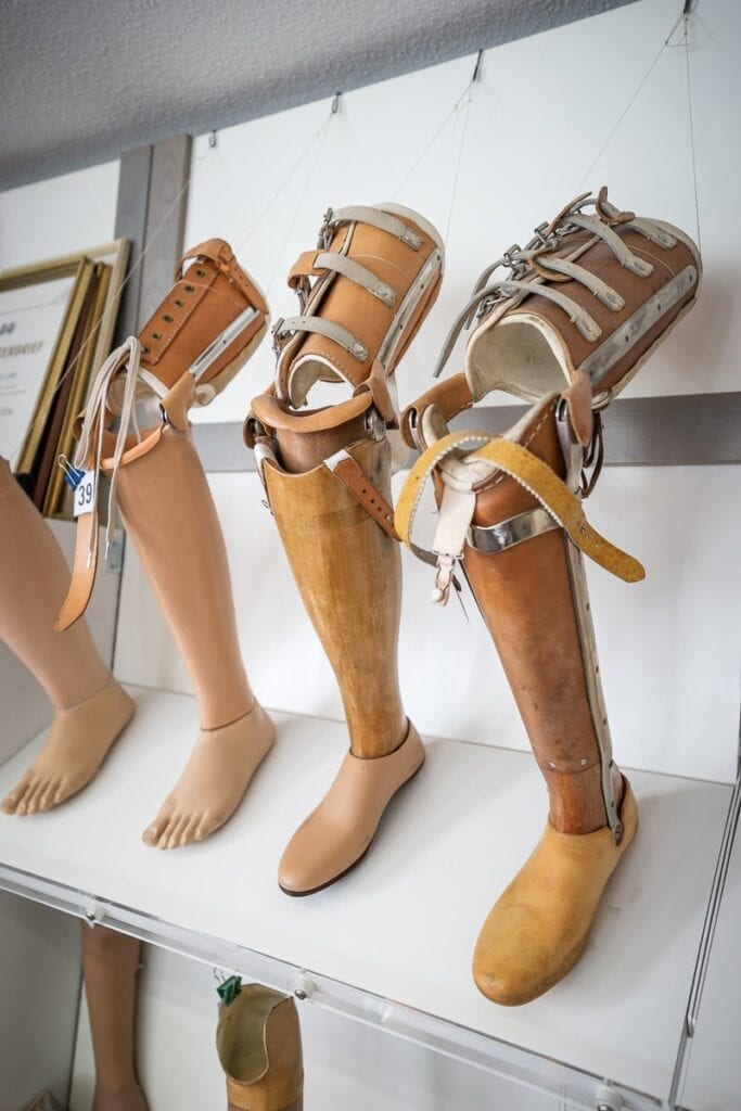 historische Beinprothesen aus Holz