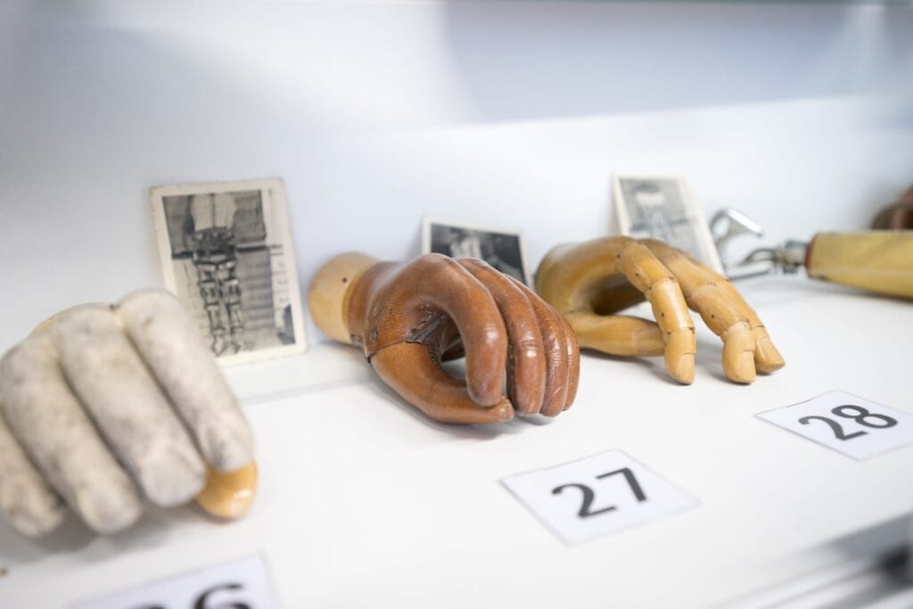 historische Handprothesen aus Holz