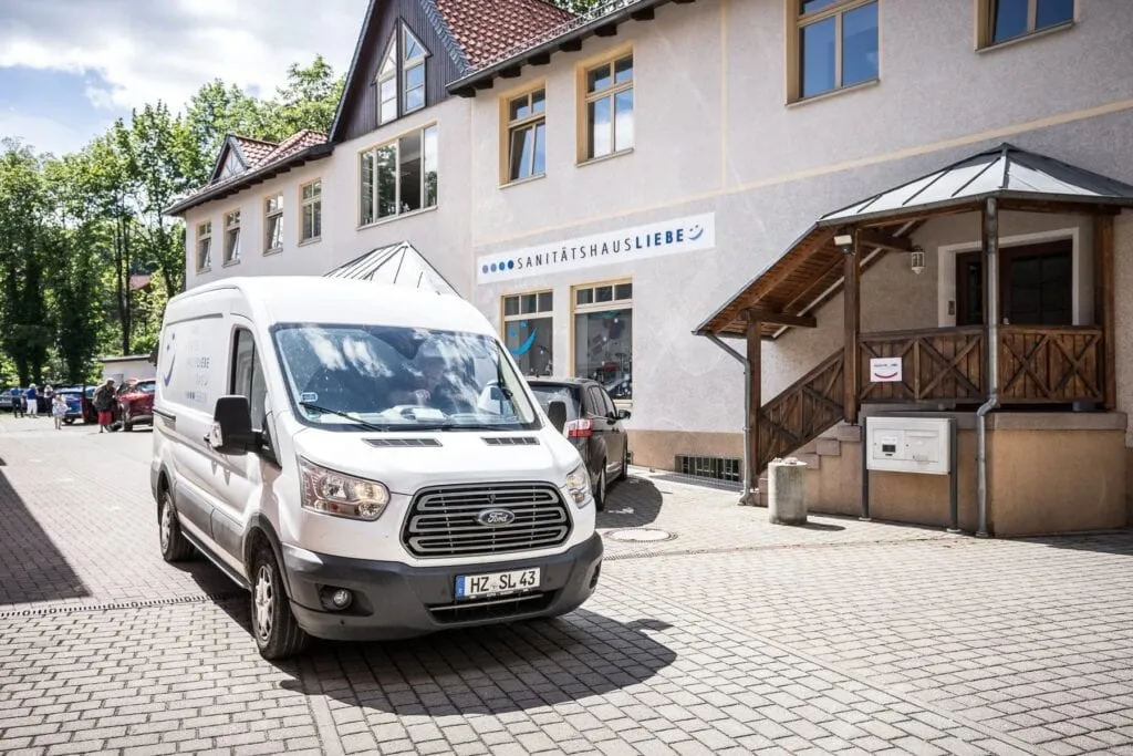 Fahrzeug auf Hof