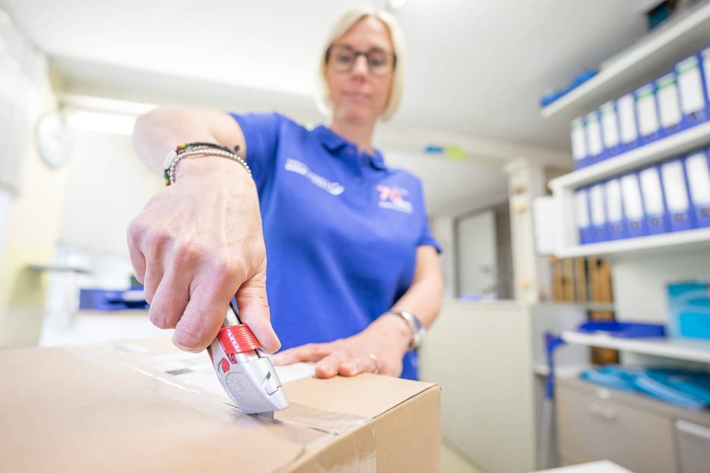 Mitarbeiterin prüft Ware